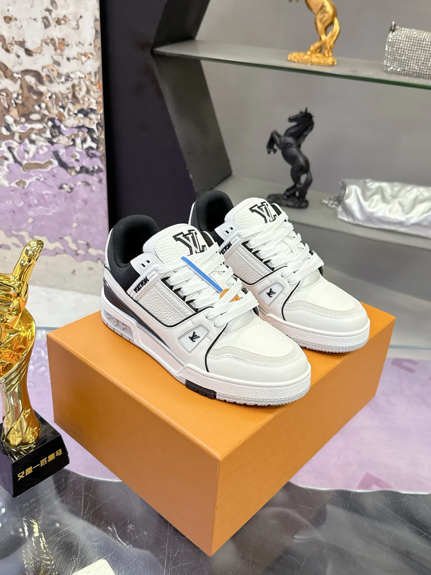 Factory price: 760💰 (latest color) This LV Trainer sneaker is made of grained cow leather, and uses vibrant colors to pay tribute to Virgil Abloh’s original classic inspired by retro basketball shoes. The upper is embellished with rubber LV letters and Vuitton logo, and the outsole is decorated with Monogram flowers. Exquisite packaging at the delivery counter🛍📦 ▪️Fabrics: Original customized first-layer cowhide ▪️Inner lining: Original customized breathable mesh lining ▪️Outsole: Original molded two-color TPU combination outsole ▪️Sole thickness: 3CM ▪️Size: Women's 35-40 Men's 38-46